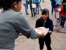 La mayoría de los apoyos se materializan en uniformes y útiles escolares. ARCHIVO /