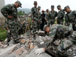 Los rescatistas lograr sacar de entre los escombros a 91 personas con vida. AFP /