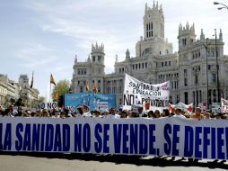 Miles de personas recorren las principales calles de Madrid en un ambiente festivo al grito de ''la sanidad no se vende, se defiende''. EFE /