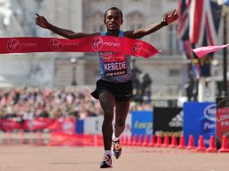 Kebede arrebata la victoria al keniano Emmanuel Mutai. AFP /