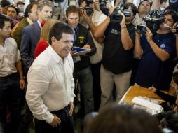 El candidato del Partido Colorado, Horacio Cartes (c) vota en Asunción. EFE /