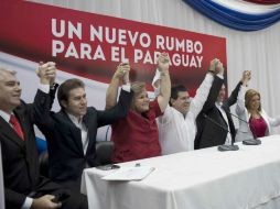 El candidato presidencial Horacio Cartes (3 derecha) saluda junto con dirigentes de su partido, el conservador Colorado. EFE /