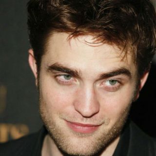 Robert Pattinson disfruta una tarde en la playa con sus amigos