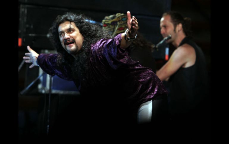 ''Zeta'' el líder de la banda, agradece a su público ante los miles de gritos que rezaban al compás ''Mago, mago, mago''. ARCHIVO /