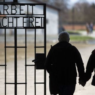 Alemania celebra 68 aniversario de liberación de dos campos nazis