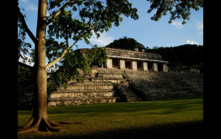 Los arqueólogos espearn obtener imágenes del interior del profundo túnel inexplorado de la zona arqueológica. ARCHIVO /