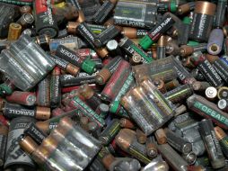 Las baterías de auto sí se consideran material peligroso. ARCHIVO /