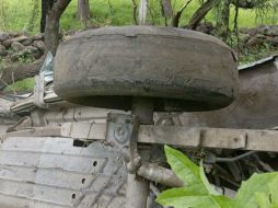 El vehículo volcado es un autobús color blanco de una línea particular con placas del Servicio Público Federal número 062-RK-9. ARCHIVO /