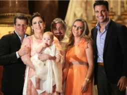 La actriz Angélica Vale posa con su bebé, en compañía de su esposo Otto Padrón (i) y el actor Jaime Camil (d). SUN /