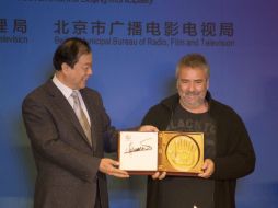 El realizador y productor francés Luc Besson (d) recibe una placa en la tercera edición del festival cinematográfico. EFE /