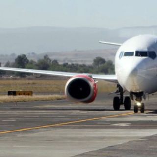Avión aterriza de emergencia en aeropuerto de Cancún