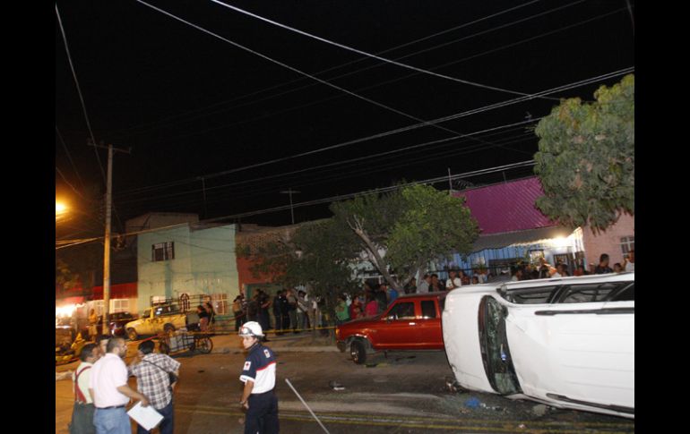 Al intentar darse a la fuga, el causante del accidente fue golpeado por los vecinos, por lo que policías intervinieron para rescatarlo. EL INFORMADOR /