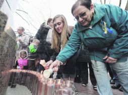 Familias de Boston participan en una vigilia realizada en memoria de las víctimas de los atentados en el maratón de hace una semana. EFE /