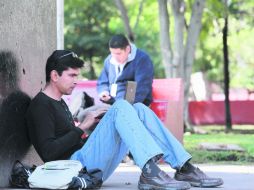 Sólo 15% de los adultos dijeron que se conectan a Internet principalmente con sus teléfonos móviles. EL INFORMADOR /