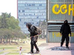 Pese a su manifestación, ningún estudiante se detiene a escuchar a los jovenes que mantienen tomada la torre de rectoría de la UNAM. NTX /