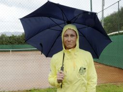 Samantha posa con una sombrilla luego de que su juego se suspendiera un día antes por mal tiempo. AP /