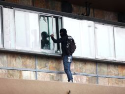 ''Fuera porros de la UNAM'', ''Ya sálganse'', son algunas de las consignas de los estudiantes a los manifestantes. SUN /