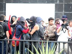 Los encapuchados mantienen tomada la torre de rectoría. SUN /