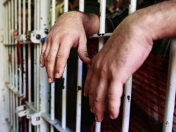 Las celdas apenas son de dos metros cuadrados, con un pequeño baño, regadera y la cama de piedra. ARCHIVO /