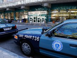 La Policía de Boston permanece en guardia fuera del hospital en el que se recupera Dzhokhar Tsarnaev. AFP /