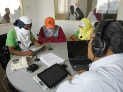 Los estudiantes interrumpen la transmisión para exigir al titular de educación el cumplimiento de sus acuerdos. SUN /