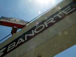 Tras el atraco, el banco permitió el ingreso sólo a la Policía. ARCHIVO /