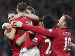 Jugadores del ManU festejan tras ganar el campeonato de la liga inglesa. AP /