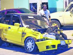 Accidente fatal. Así quedó el taxi que estaba estacionado tras ser impactado por la camioneta blanca responsable del percance. EL INFORMADOR /