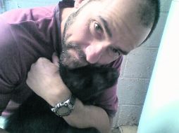 Amante de los animales. Alejandro Gómez con ''Serafina'', una perrita rescatada. ESPECIAL /