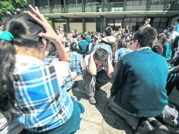 Los alumnos de La urbana 19 'Niños Héroes'.En la mayoría de los edificios el ejercicio se cumplió en menos de cinco minutos. EL INFORMADOR /