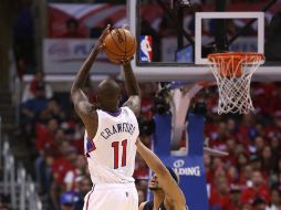 Jamal Crawford de Los Ángeles realiza un tiro sobre Jerryd Bayless de Memphis durante el segundo juego de la postemporada de la NBA. AFP /