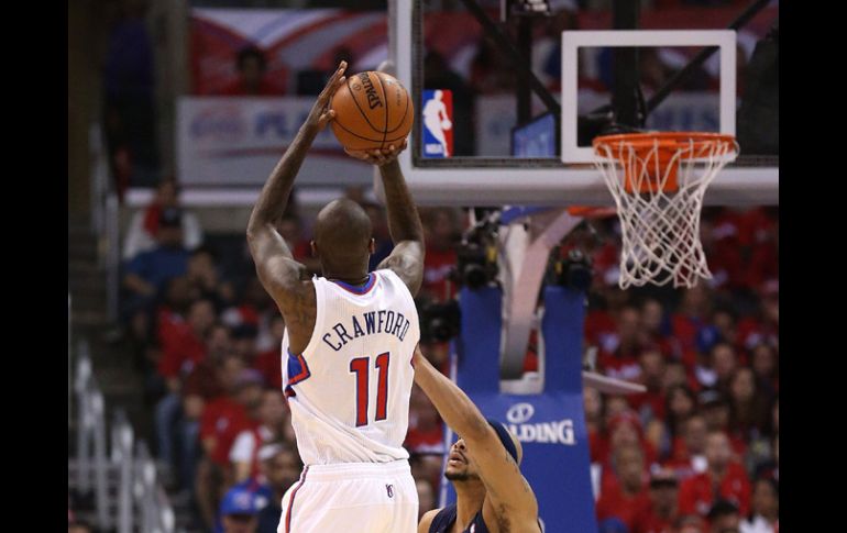 Jamal Crawford de Los Ángeles realiza un tiro sobre Jerryd Bayless de Memphis durante el segundo juego de la postemporada de la NBA. AFP /