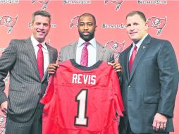 El gerente general de Tampa Bay, Mark Dominik (izquierda) y el entrenador en jefe Greg Schiano (derecha) presentaron al defensivo. AP /
