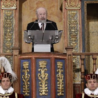 La poesía puede corregir las erratas de la historia: Caballero Bonald