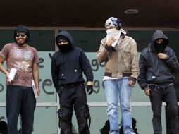 Uriel Sandoval (i), estudiante que perdió un ojo en los disturbios del 1 de diciembre, forma parte de los manifestantes en la UNAM. SUN /