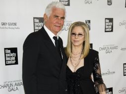 Barbra Streisand (d) junto a James Brolin en la alfombra roja del evento. AP /