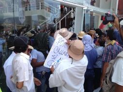 Las acciones han dejado a unos 42 mil niños sin clases, así como a padres desesperados tras dos meses de protestas. ARCHIVO /