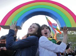 Dos mujeres participan en una manifestación para celebrar el matrimonio gay y la adopción por parejas del mismo sexo en Francia. EFE /