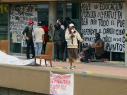 Los manifestantes en rectoría de Ciudad Universitaria piden la reinstalación de los expulsados. ARCHIVO /