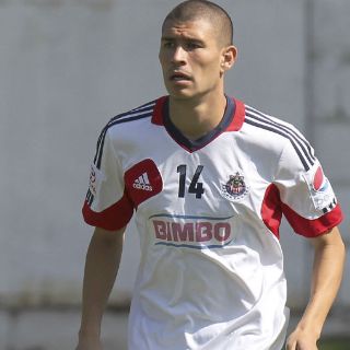 Regresan tres a Chivas