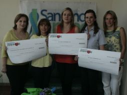 Entrega de los cheques de apoyo a asociaciones que apoyan a niños con cáncer.  /