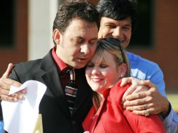 Paul Kevin Curtis, (i) abraza a su abogada Christi McCoy durante una conferencia de prensa tras su liberación. AP /