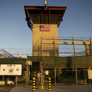 Fuerzan a comer a mitad de internos en huelga de Guantánamo