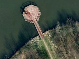 Internautas indagan si la imagen en Google Earth muestra a un presunto asesino tratando de ocultar el cadáver de su víctima. ESPECIAL /