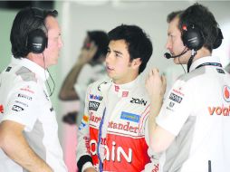 Checo Pérez dialoga con los ingenieros; el tapatío logró en Bahréin su mejor resultado con McLaren, tras finalizar en el sexto lugar. ESPECIAL /