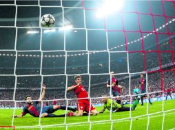 Thomas Müller anota su segundo gol ante el Barcelona, el cuarto del Bayern Múnich, que los coloca con más de medio boleto en la final. AP /
