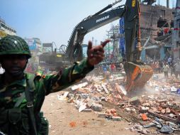 Una nueva tragedia golpea a la industria textil de Bangladesh con la muerte de 110 personas, la mayoría obreros. AFP /