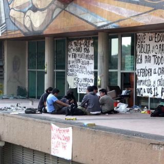 Grupo de jóvenes toma Rectoría de la UAM Iztapalapa