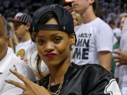 La originaria de Barbados festeja dos horas en el lugar. AFP /