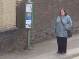 Ellie Coles, la secretaria (en la imagen), asegura que se alegra de hacer feliz a las personas. ESPECIAL /